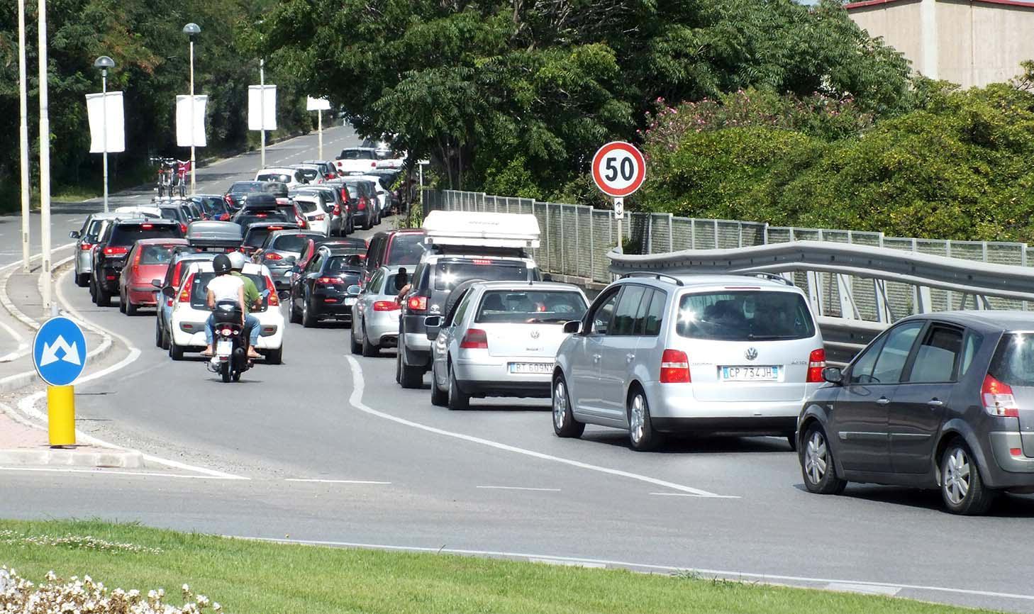Traffico in uscita da Piombino (foto Paolo Barlettani)