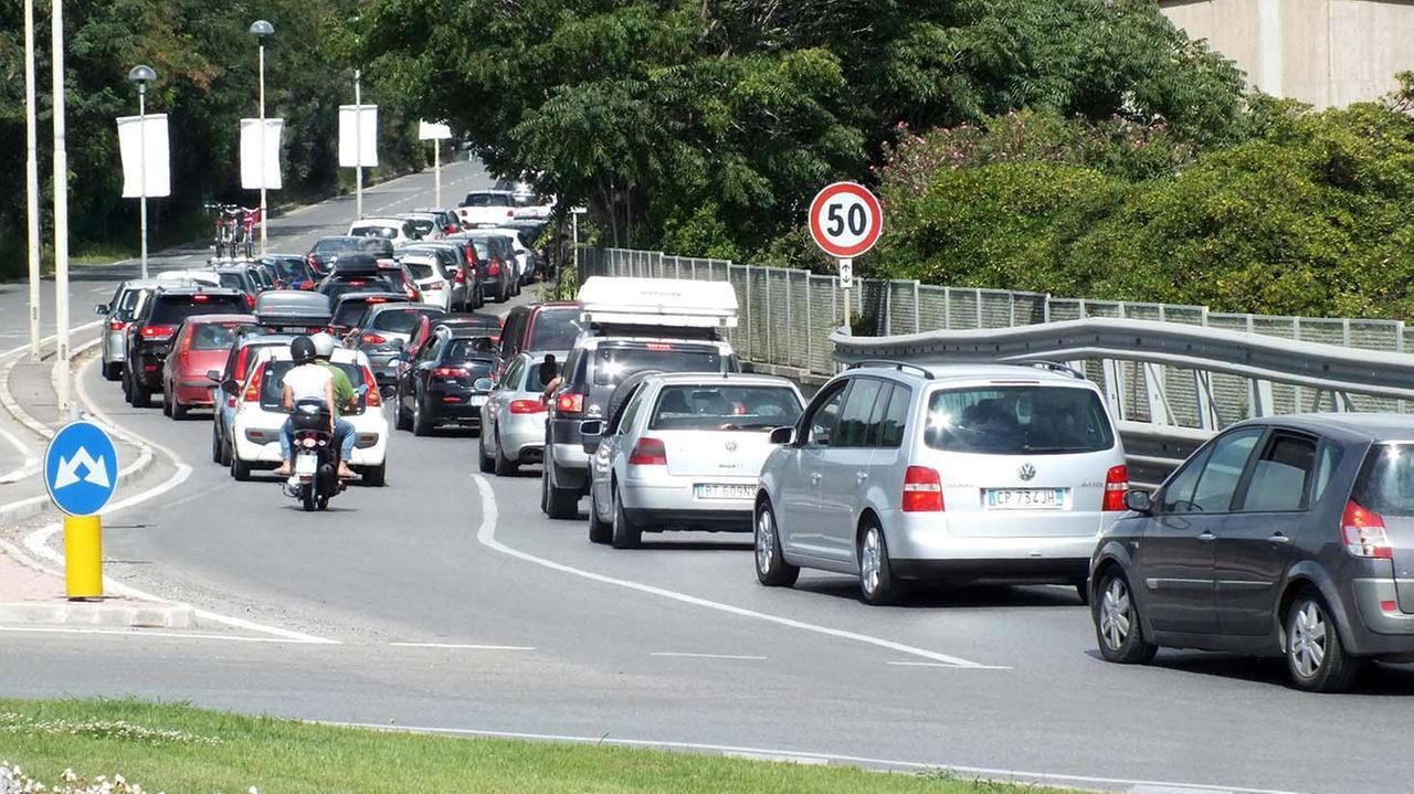 Traffico in uscita da Piombino (foto Paolo Barlettani)