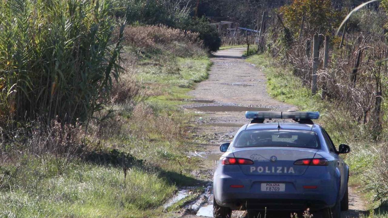 Coppietta rapinata in auto da due banditi