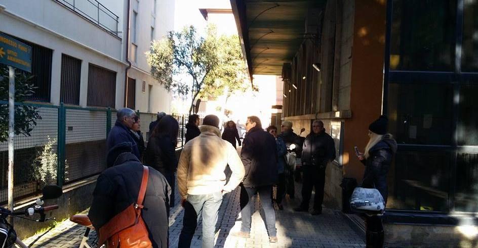 Persone in attesa davanti al poliambulatorio chiuso di via Don Minzoni a Grosseto il 2 gennaio 2015
