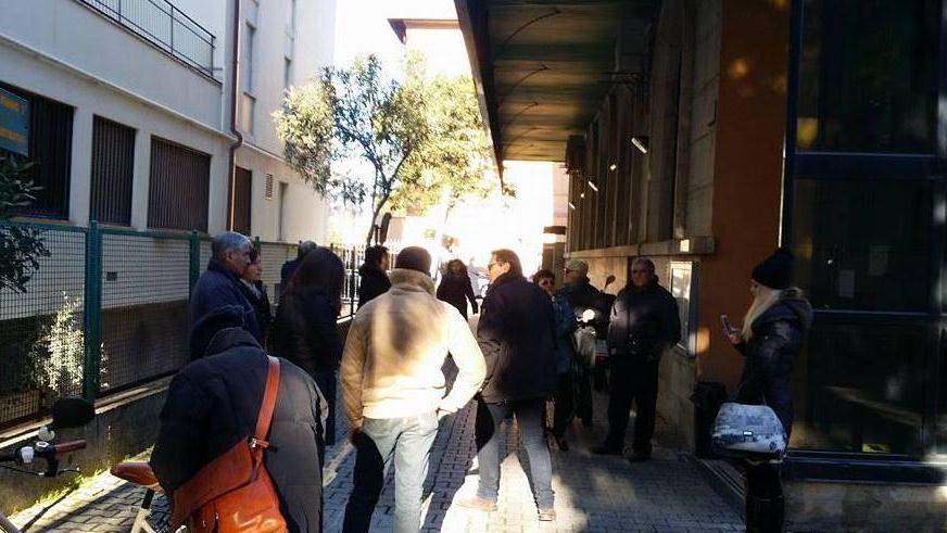 Persone in attesa davanti al poliambulatorio chiuso di via Don Minzoni a Grosseto il 2 gennaio 2015