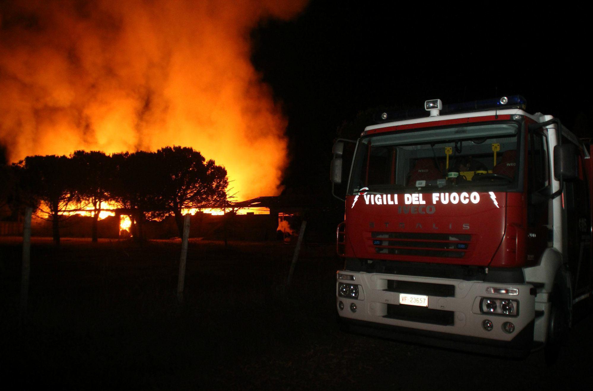 Vanno a fuoco una trentina di rotoballe