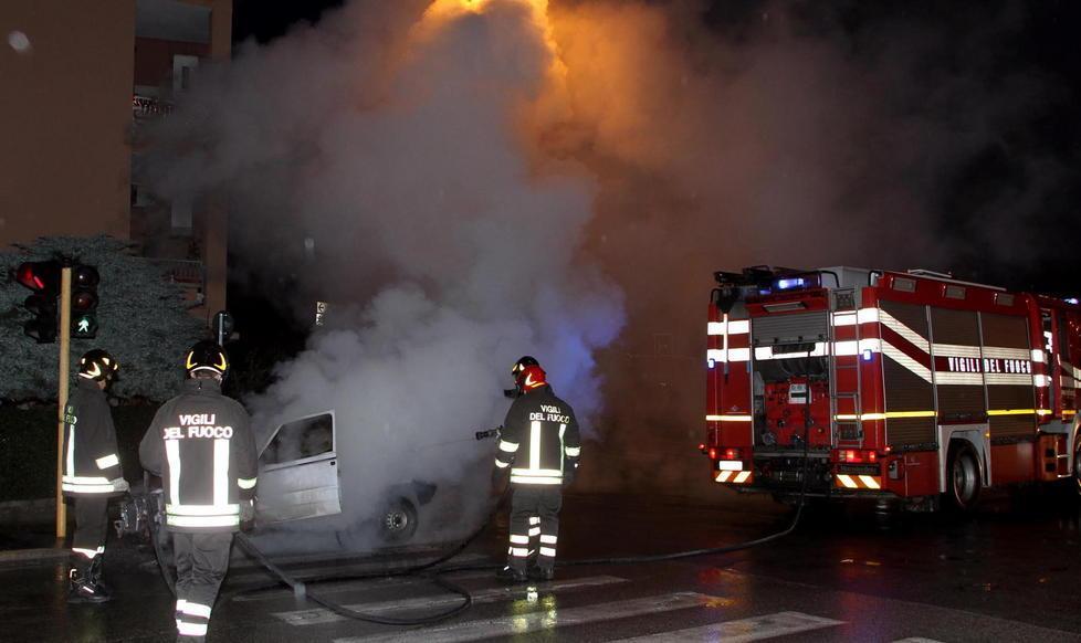 Si schianta con l'auto nel muretto di una casa: è grave 