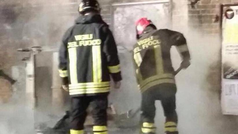 Cassonetti in fiamme nella notte