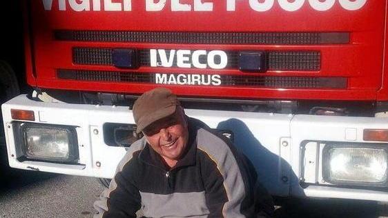Fugge per i botti cagnolina salvata da un pompiere