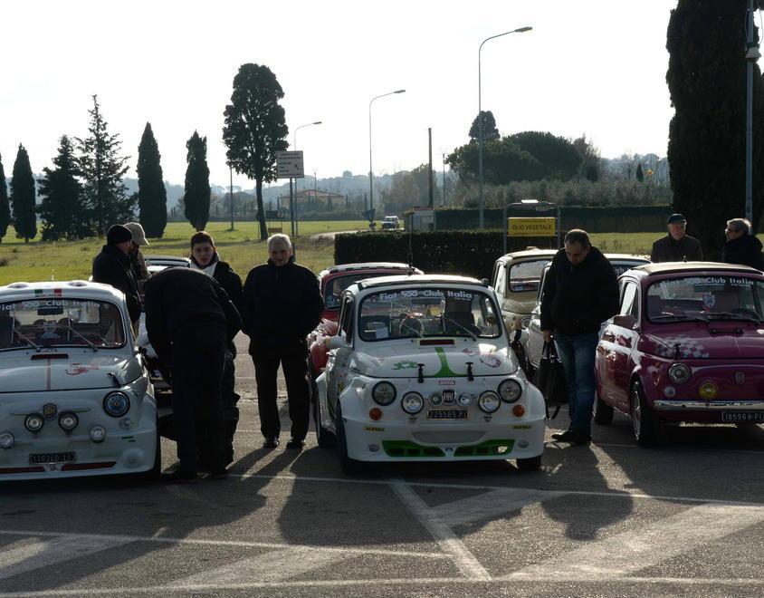 Al funerale con le Cinquecento 