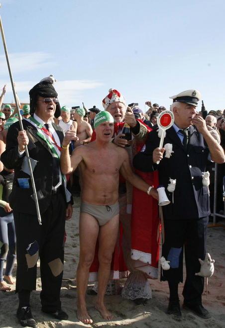 Tuffo in mare da record In 221 sfidano il freddo 