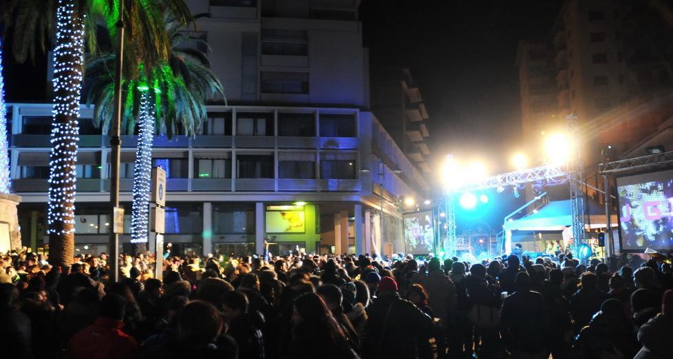 Festa sotto le stelle al freddo e al gelo per accogliere il 2015 