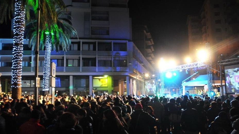 Festa sotto le stelle al freddo e al gelo per accogliere il 2015