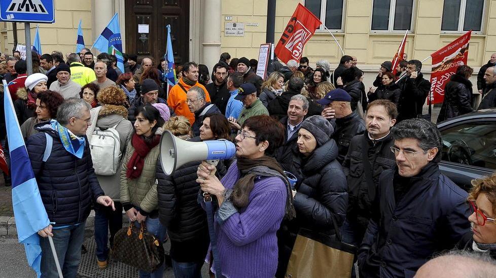 Gli addetti alle pulizie senza certezze