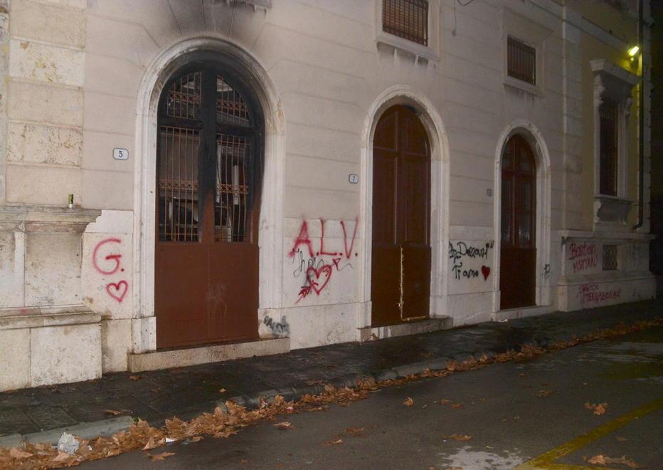 A fuoco l’ex Tribunale colpito da un petardo