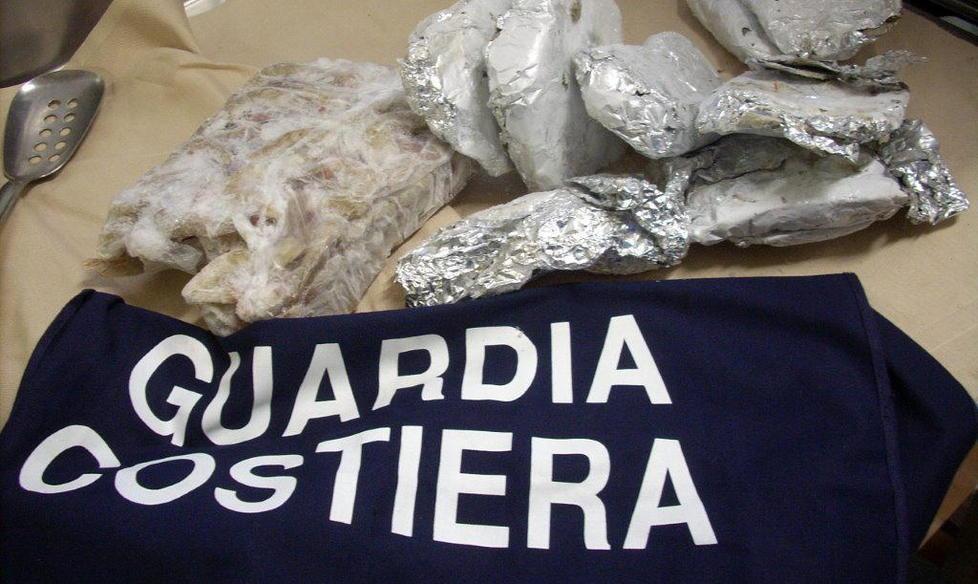 Pesce scaduto, multati supermercato e pescheria
