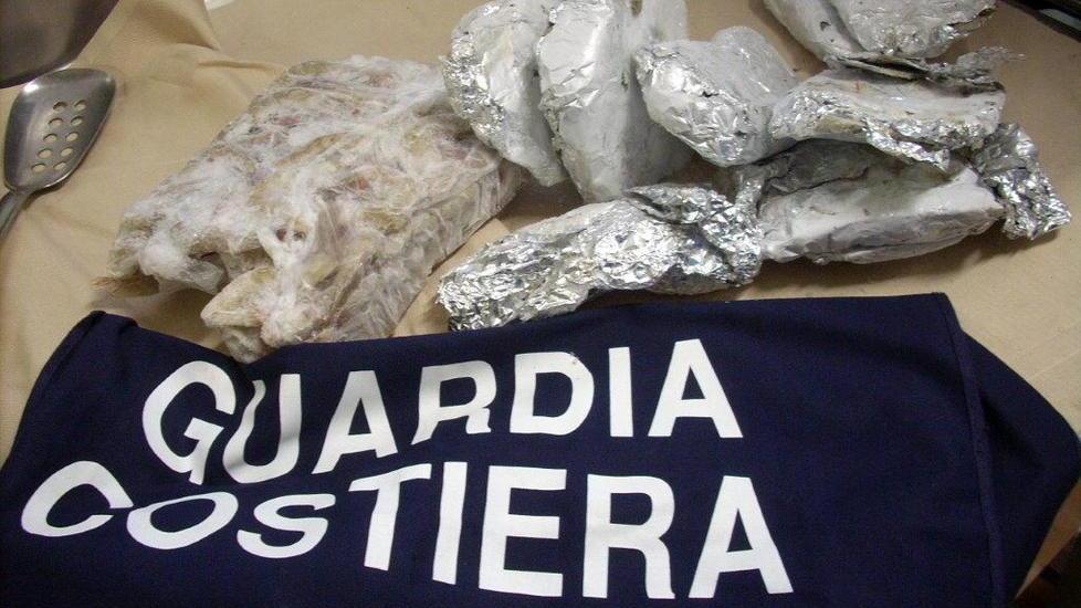 Pesce scaduto, multati supermercato e pescheria