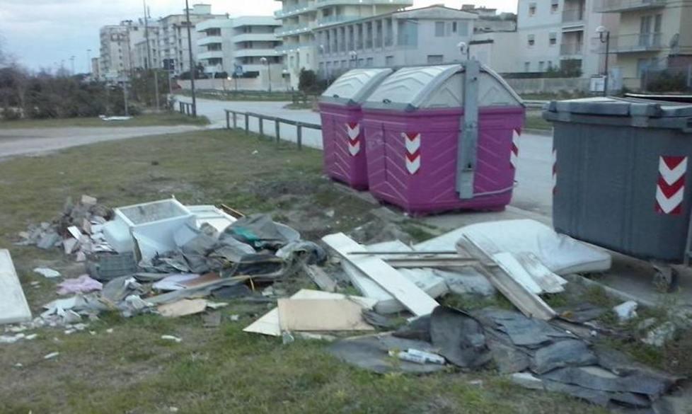 Rifiuti abbandonati sul lungomare 