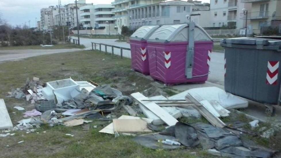 Rifiuti abbandonati sul lungomare
