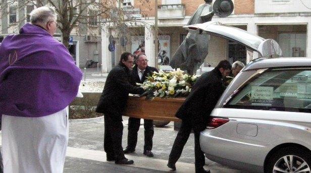 Silenzio e lacrime per ricordare l’ex politico Caravita