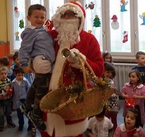Babbi Natale, doni per i bimbi degli asili 