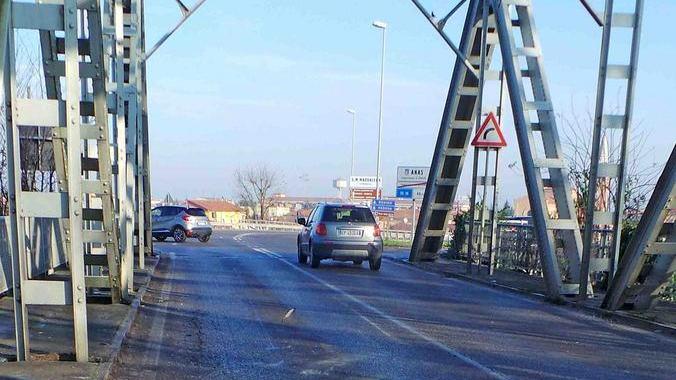 Incidenti sul ponte sul Po, traffico bloccato e disagi