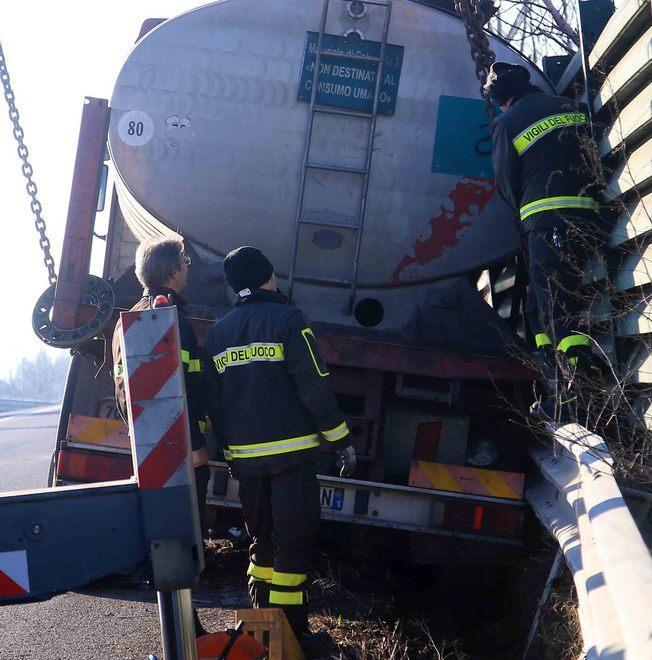 Camion del latte fuori strada intervengono i vigili del fuoco