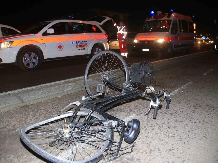 Investito un ciclista lungo la via Emilia: il 42enne è grave