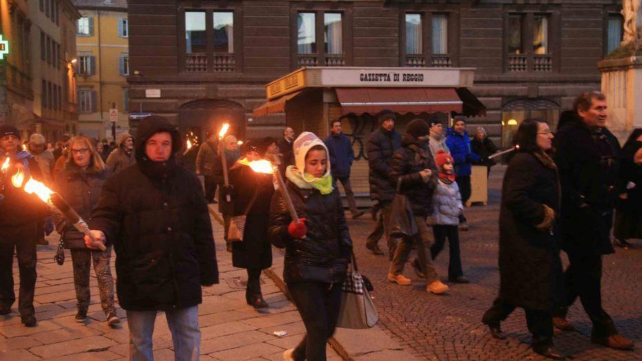 Oltre 400 fiaccole in marcia per la pace e la fratellanza