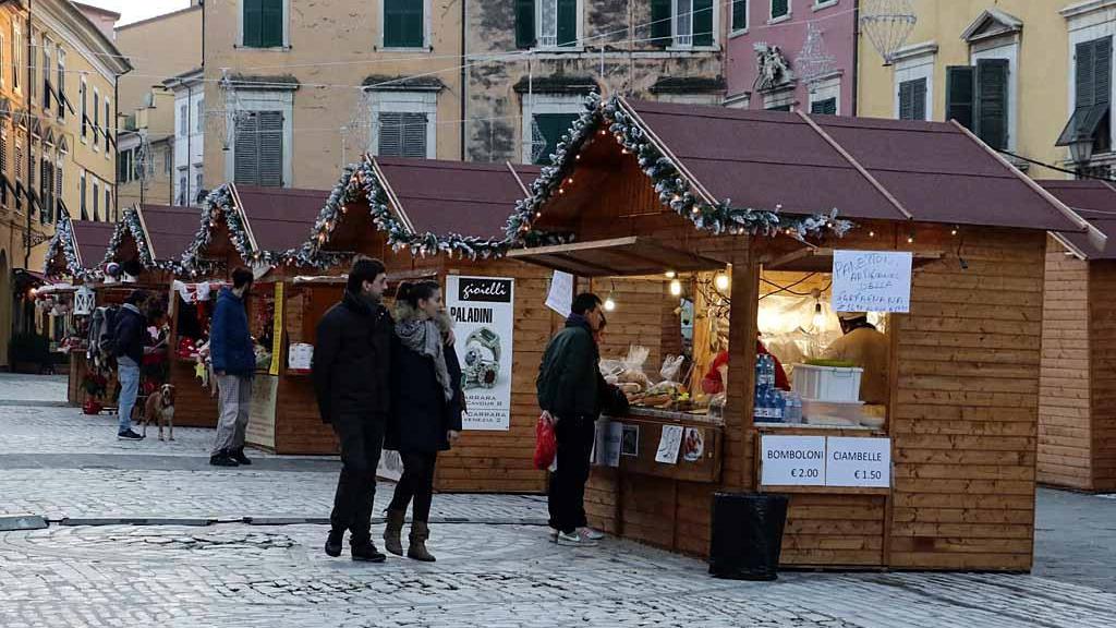 Le casette natalizie di piazza Alberica