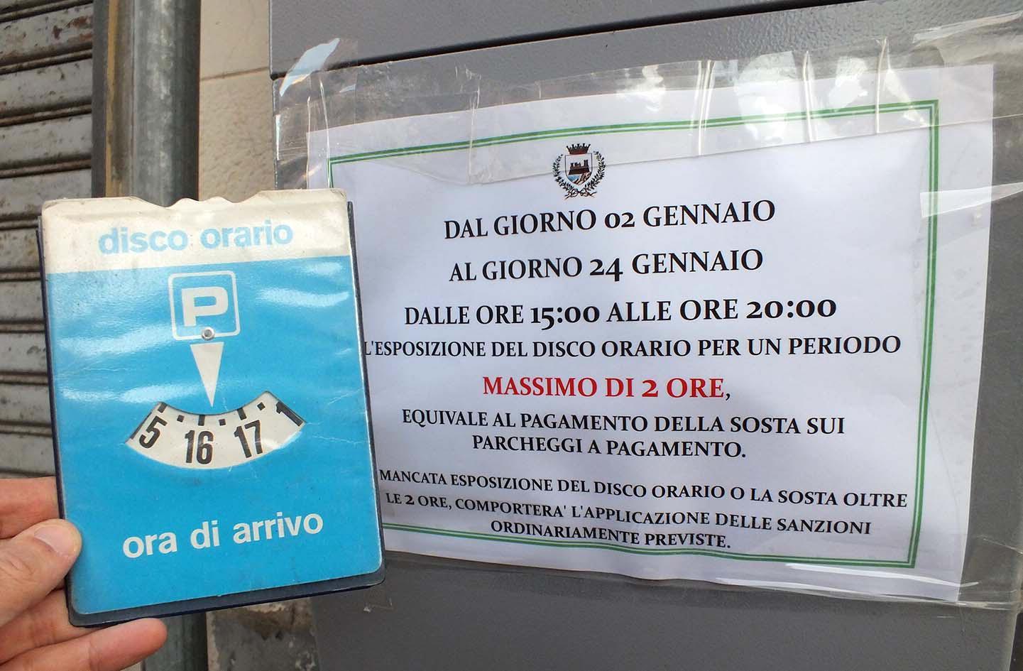L'avviso attaccato ai parcometri (foto Paolo Barlettani)
