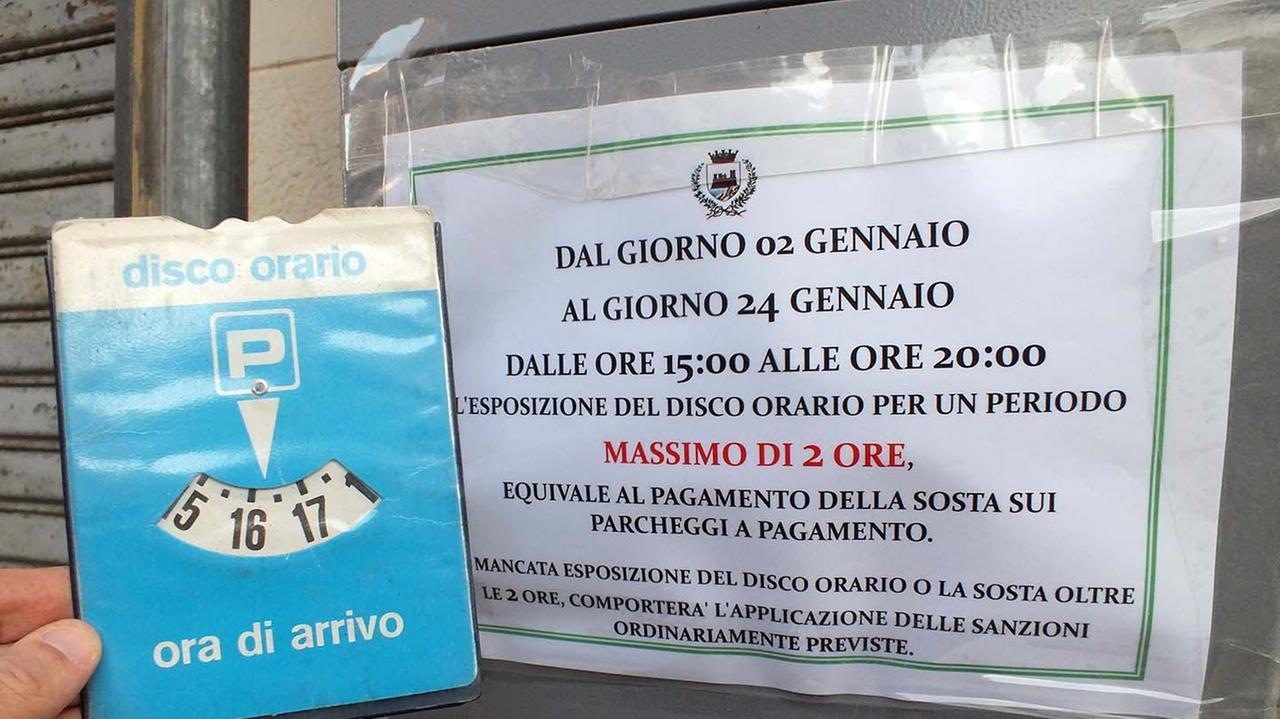 L'avviso attaccato ai parcometri (foto Paolo Barlettani)