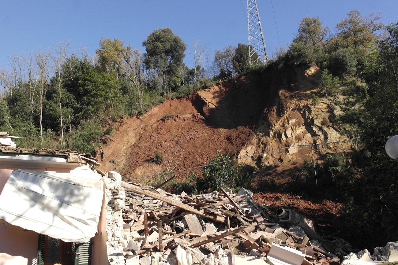 La frana di Ripafratta e, sullo sfondo, il traliccio di Terna