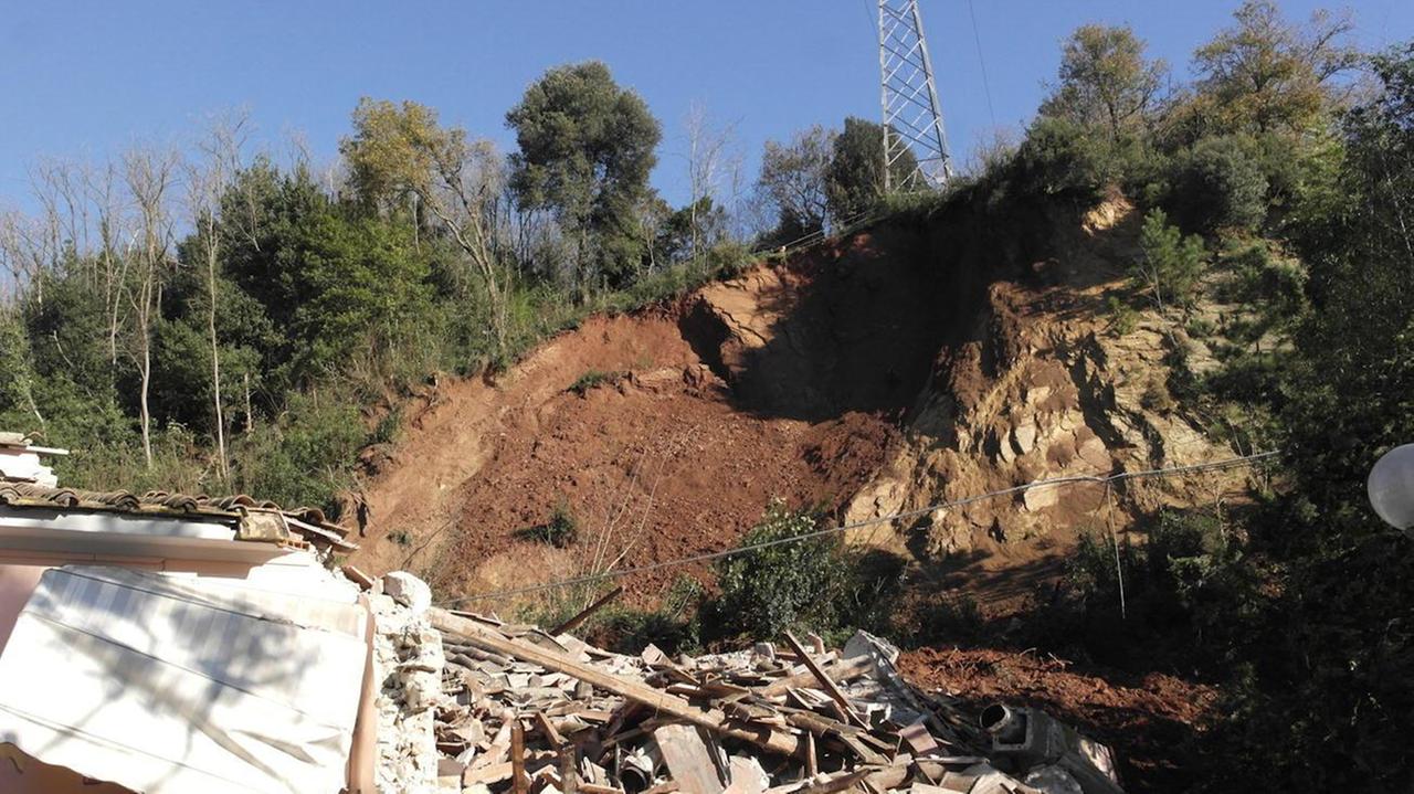 La frana di Ripafratta e, sullo sfondo, il traliccio di Terna