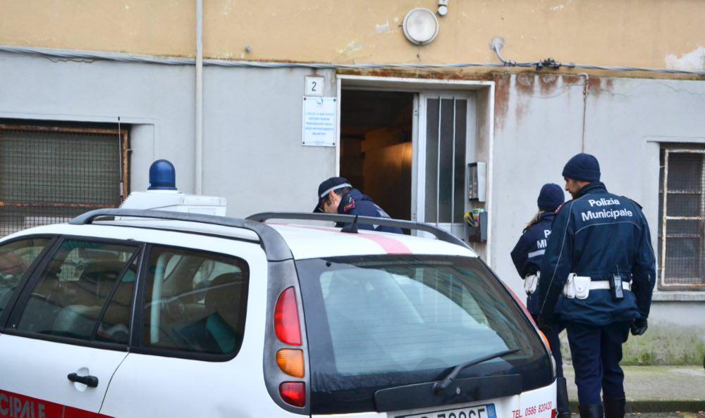 La polizia municipale in via Giordano Bruno (Silvestri/Pentafoto)