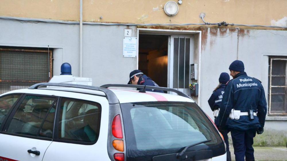 La polizia municipale in via Giordano Bruno (Silvestri/Pentafoto)