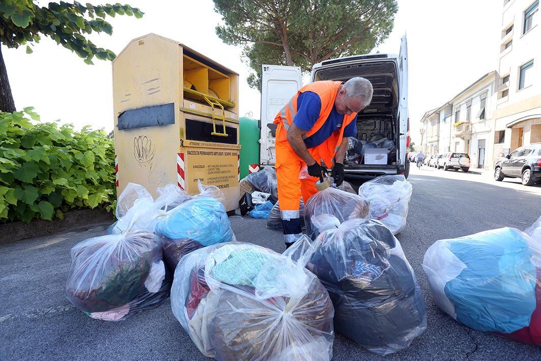 Un raccoglitore di abiti della Caritas