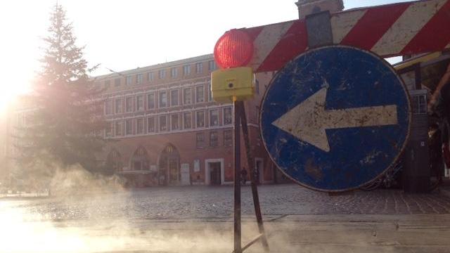 Il vapore esce dal tombino