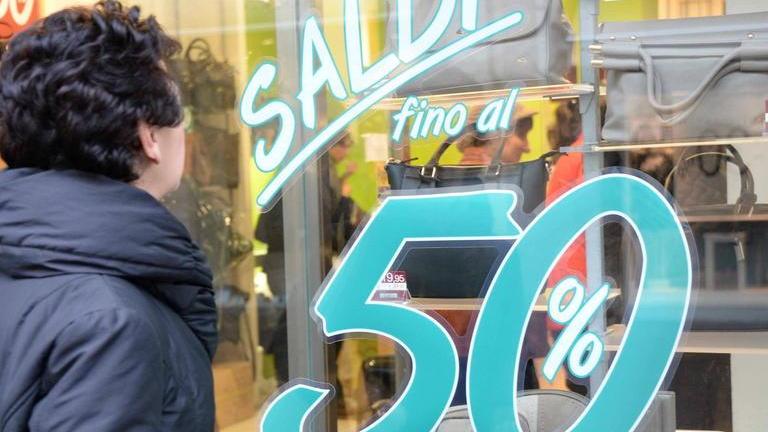 Via ai saldi, ogni famiglia spenderà circa 280 euro