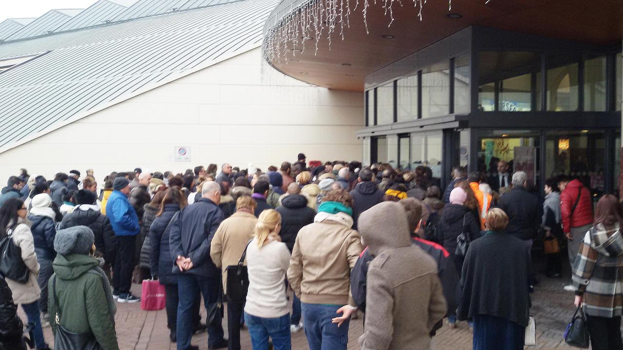 La folla in attesa di entrare nel centro commerciale dei Gigli