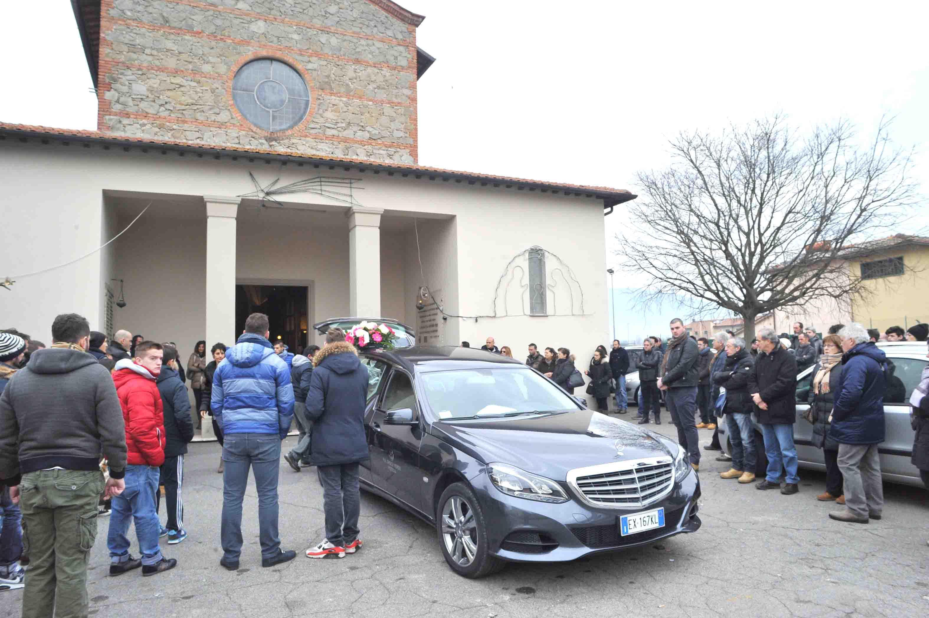 Il feretro all'uscita della chiesa di Chiazzano (foto Lorenzo Gori)