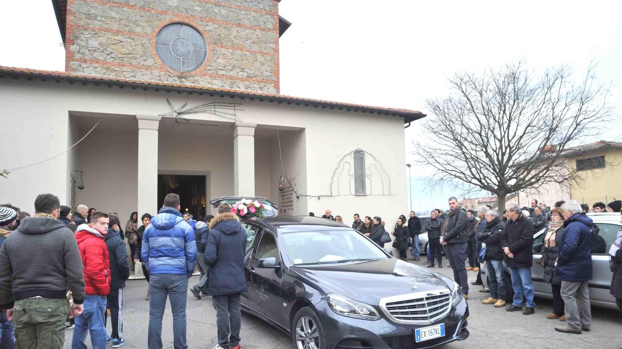 Il feretro all'uscita della chiesa di Chiazzano (foto Lorenzo Gori)