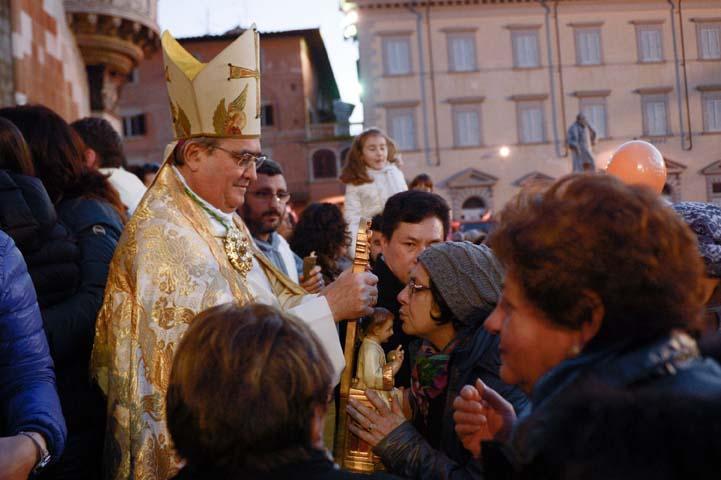 Monsignor Agostinelli davanti al duomo per l'Epifania della scorso anno