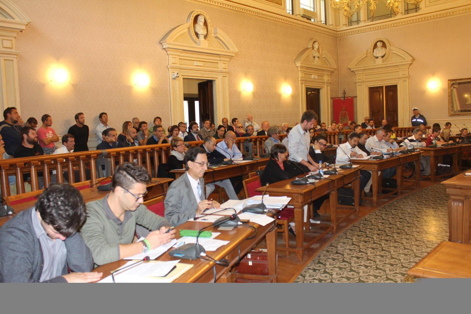 I banchi del consiglio comunale di Livorno (Pentafoto)