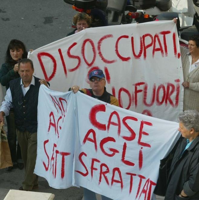 Inquilini sfrattati manifestano in piazza   (foto d’archivio)