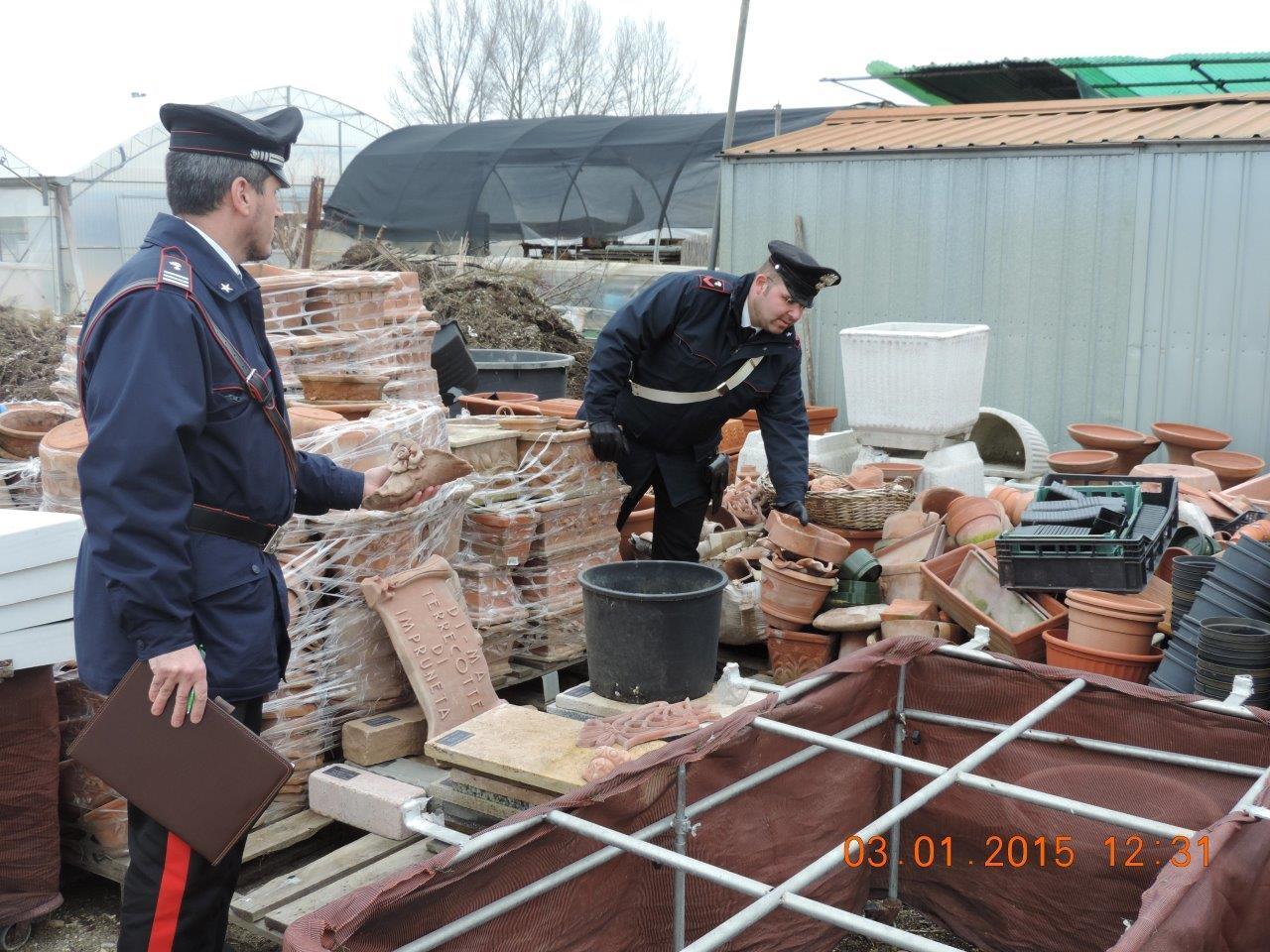 I carabinieri con la refurtiva sequestrata