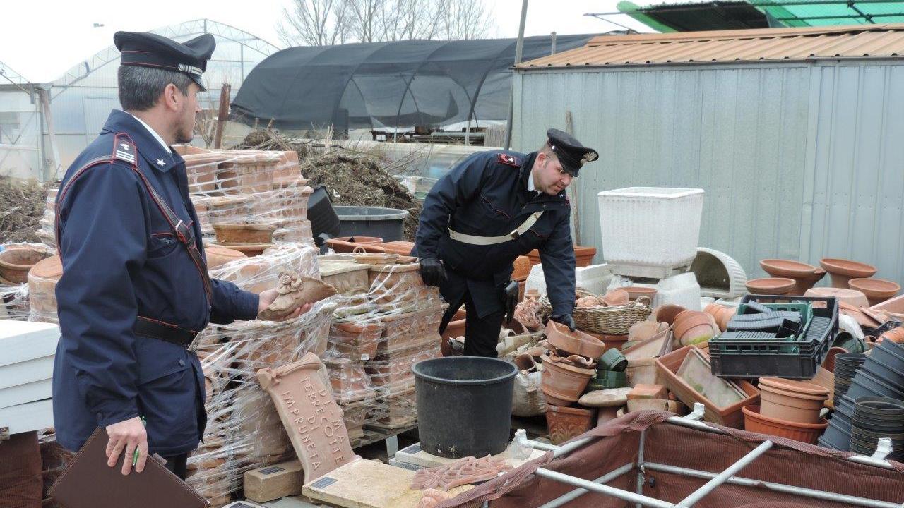 I carabinieri con la refurtiva sequestrata