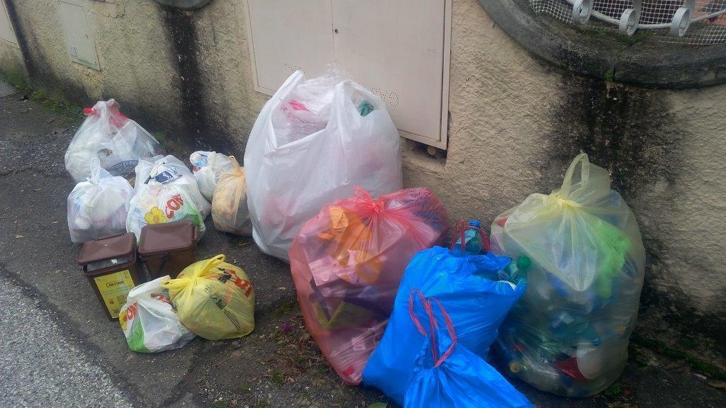 Rifiuti non raccolti in via Romagnano