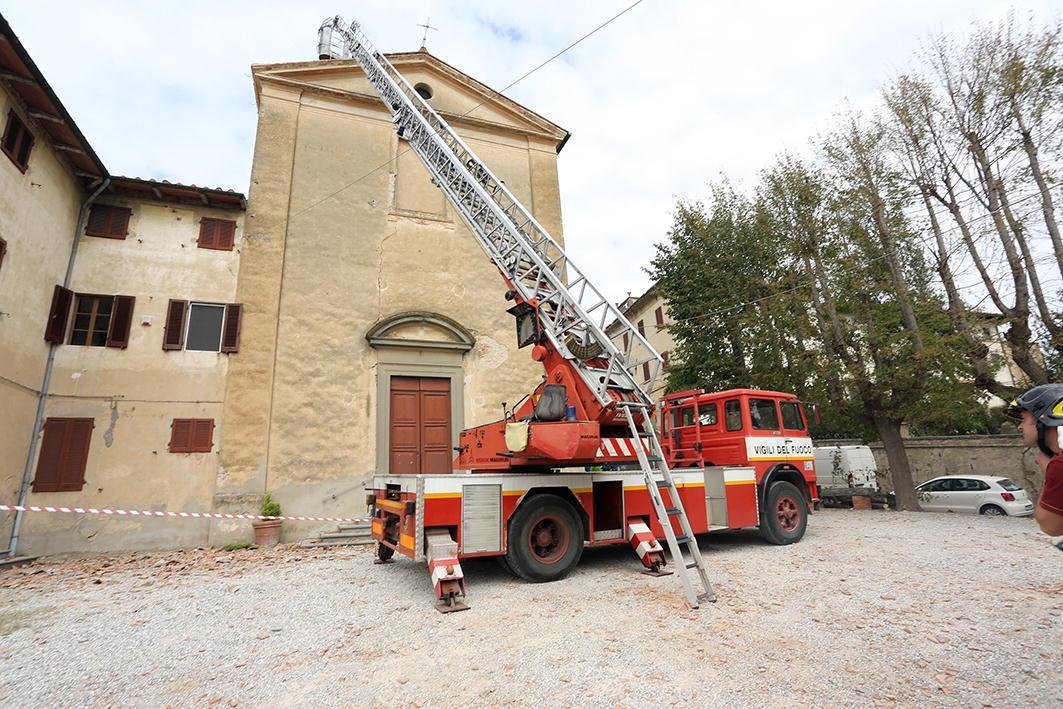 I vigili del fuoco mettono in sicurezza la chiesa dei santi Pietro e Paolo colpita dal tornado (foto agenzia Sestini)
