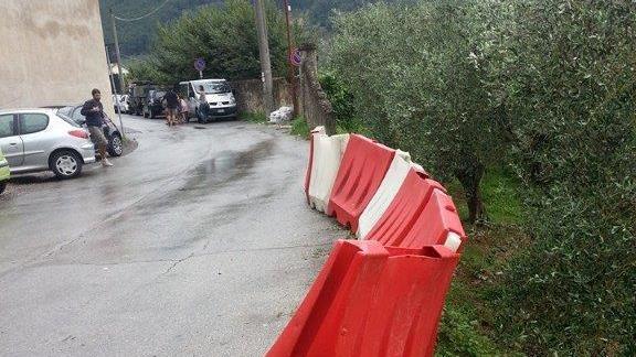 Una barriera di new-jersey al posto del muro crollato in via della Certosa