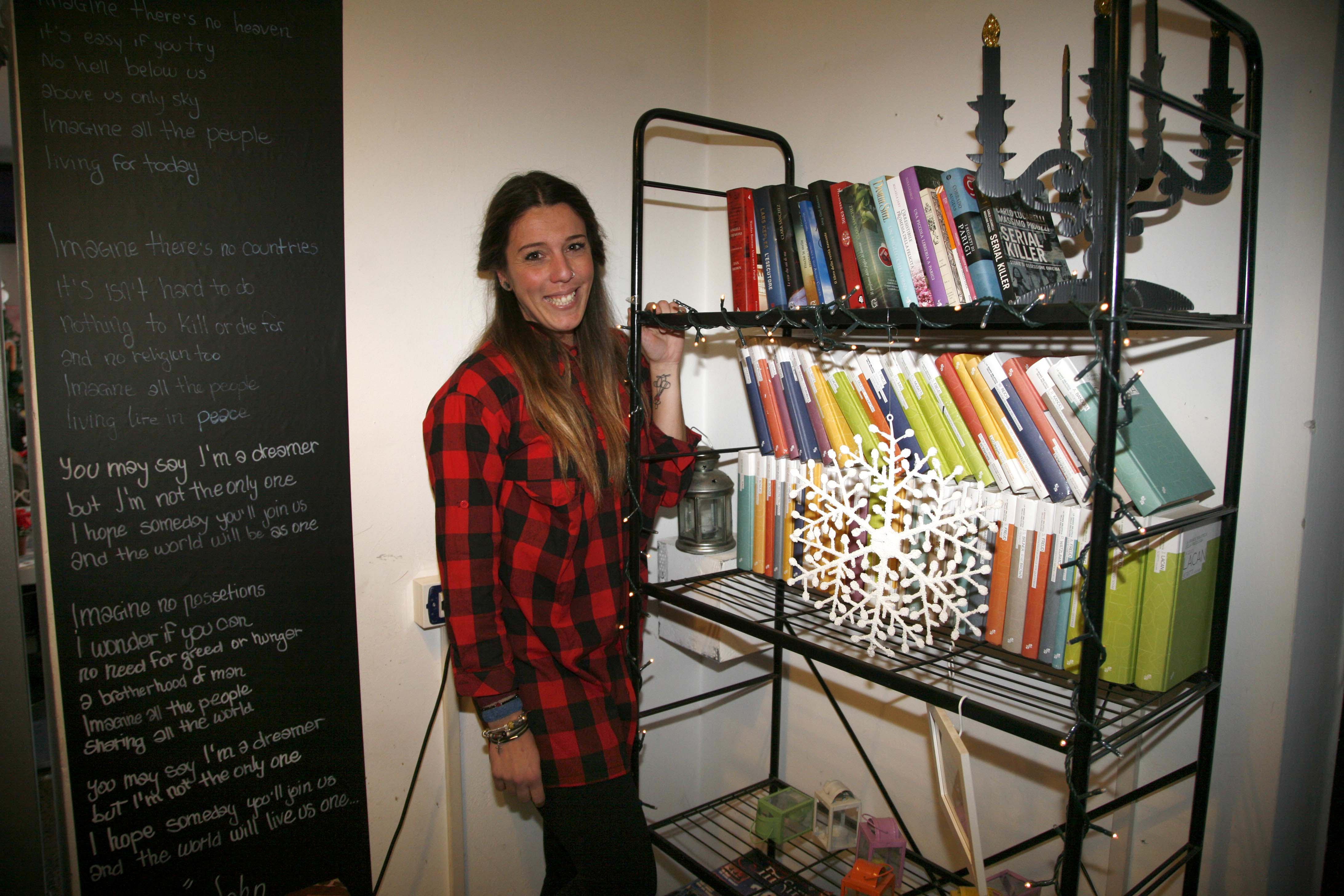 L'angolo libreria creato dalla titolare del "Why Not", Azzurra Cerri