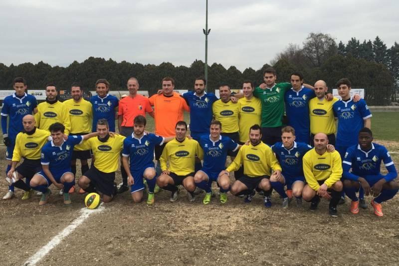 Foto di gruppo prima dell'amichevole Prato-Misericordia Capezzana