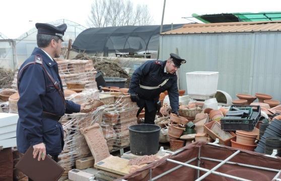 I carabinieri con la refurtiva sequestrata