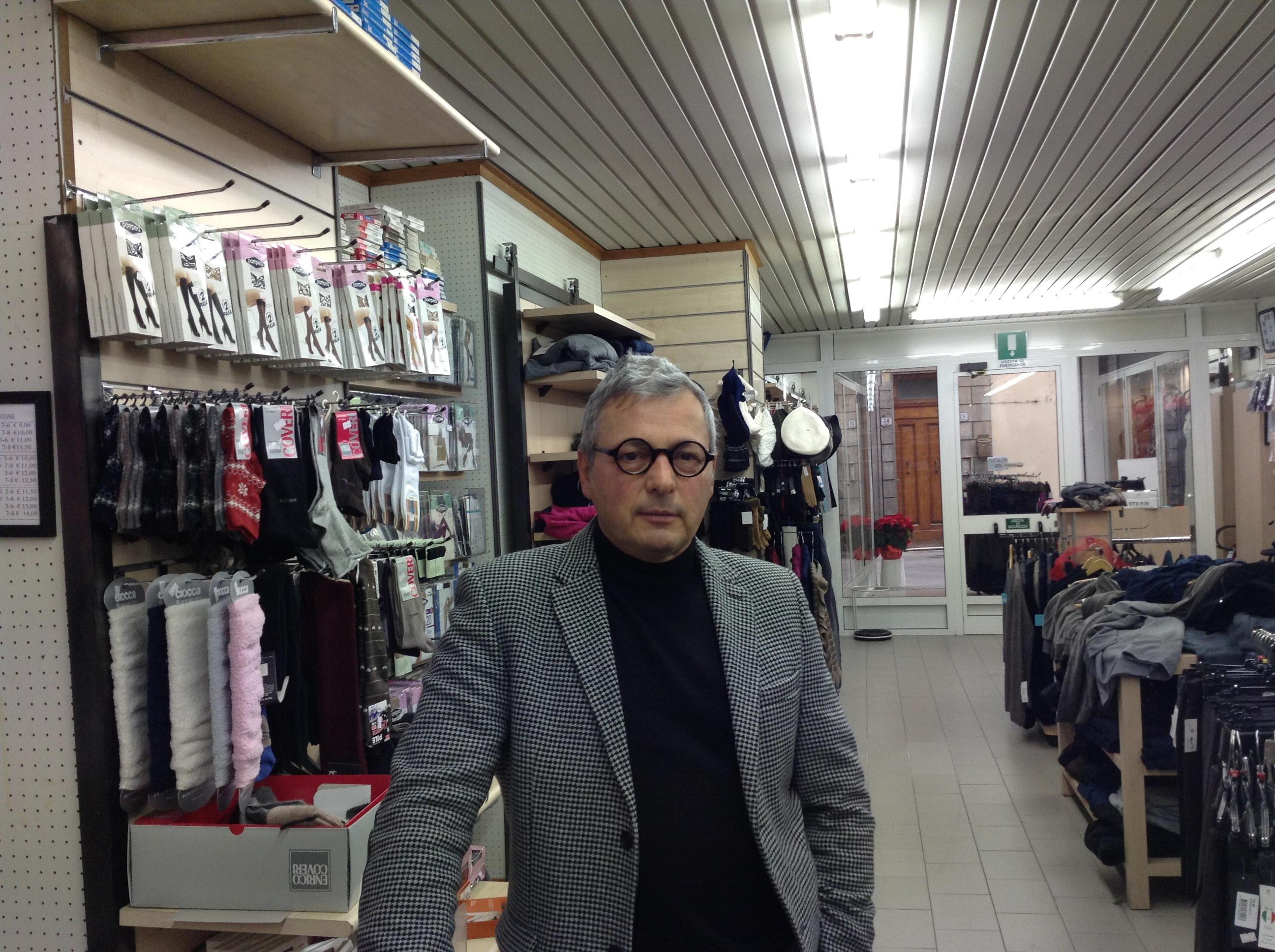 Marco Chiani all'interno del suo negozio "Arturo"